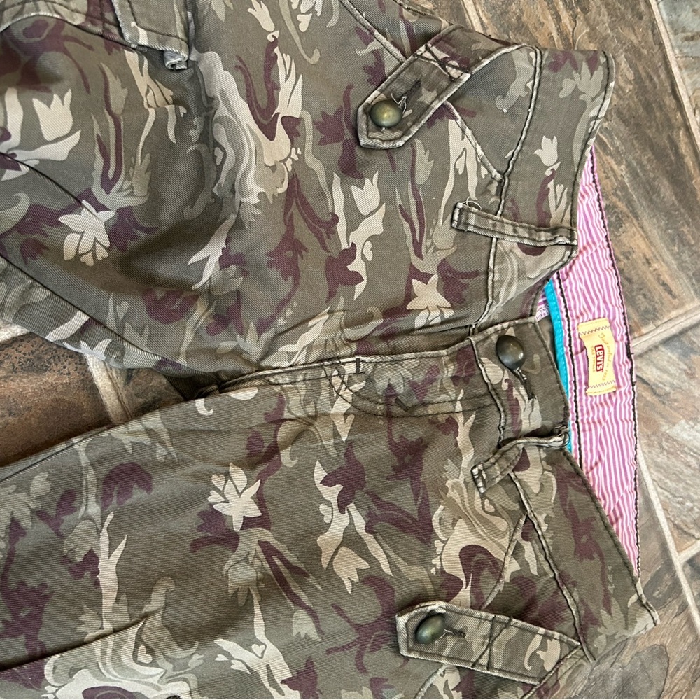Womens baggy crop Levi’s camo pants